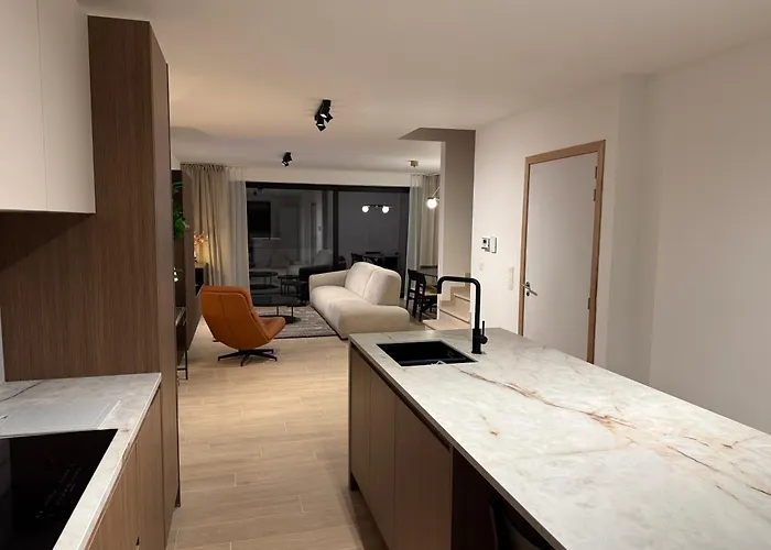 Casa Blanc - Coastal Triplex דירה